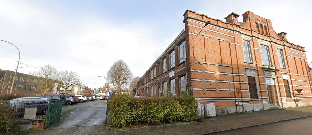 Ingang langs parking van het Atheneum
